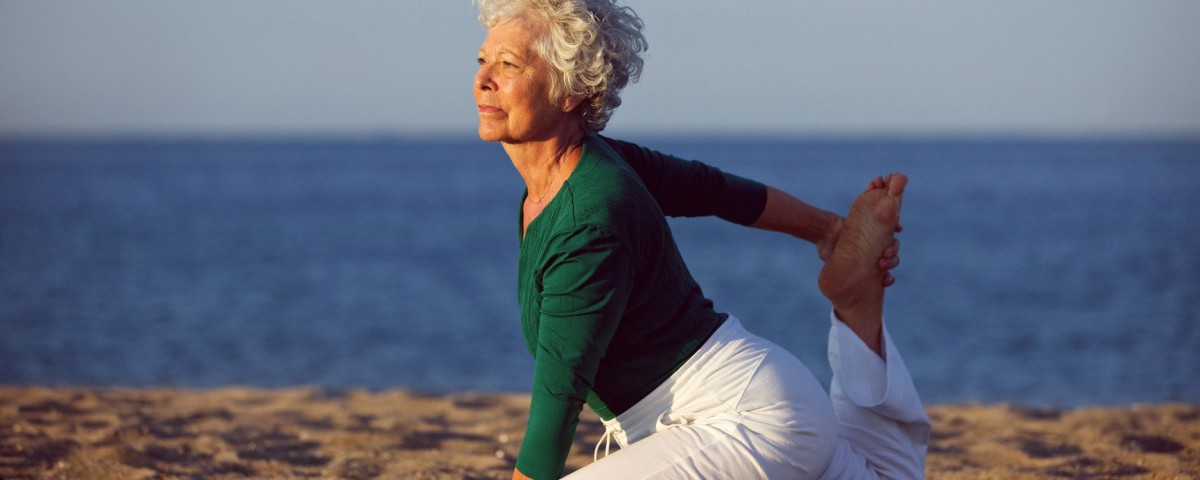 Ältere Dame beim Yoga, Foto "Senior woman doing yoga by the ocean", Lizenz: Photodune @ jacoblund