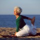 Ältere Dame beim Yoga, Foto "Senior woman doing yoga by the ocean", Lizenz: Photodune @ jacoblund